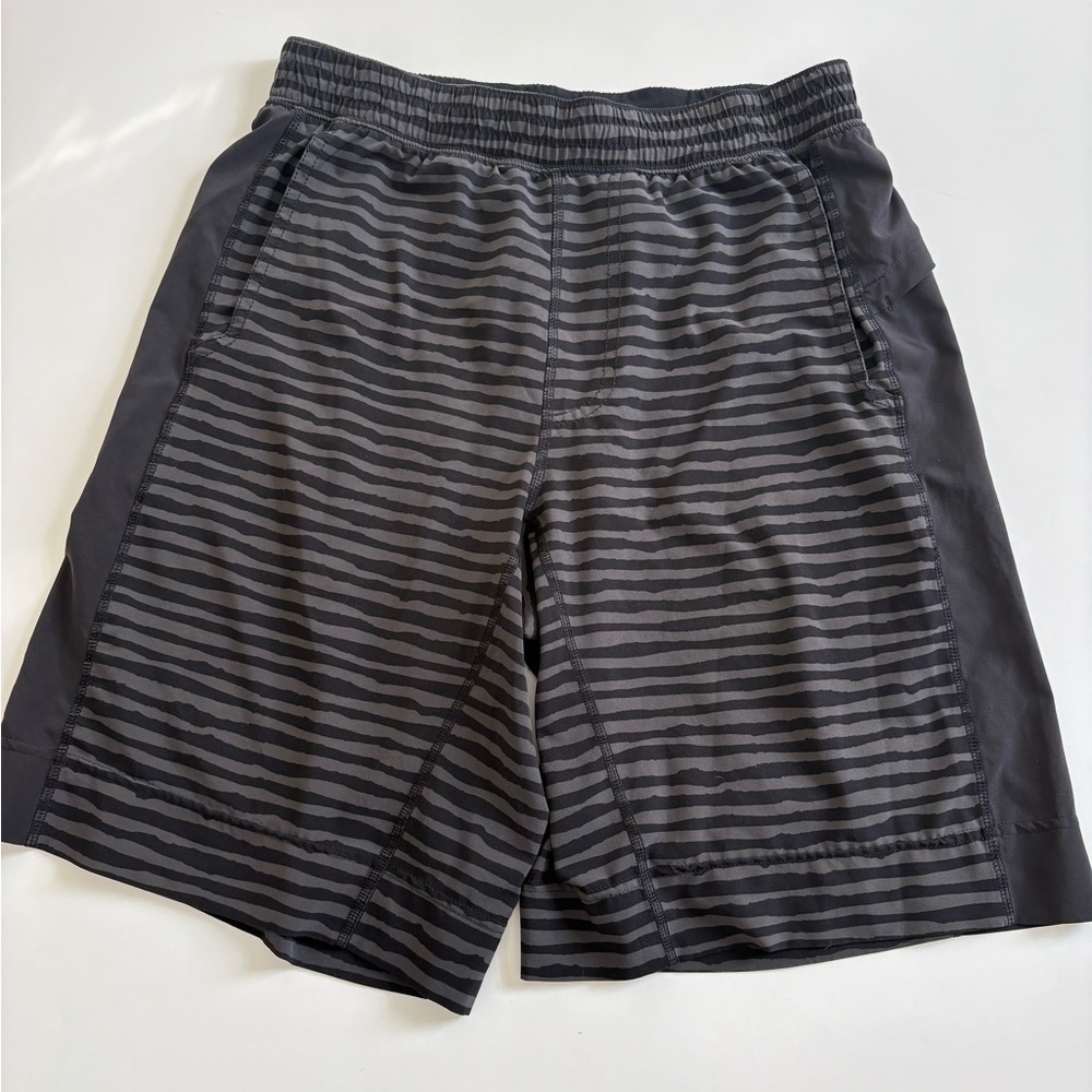 Lululemon Men’s Gray Striped Shorts Size Medium